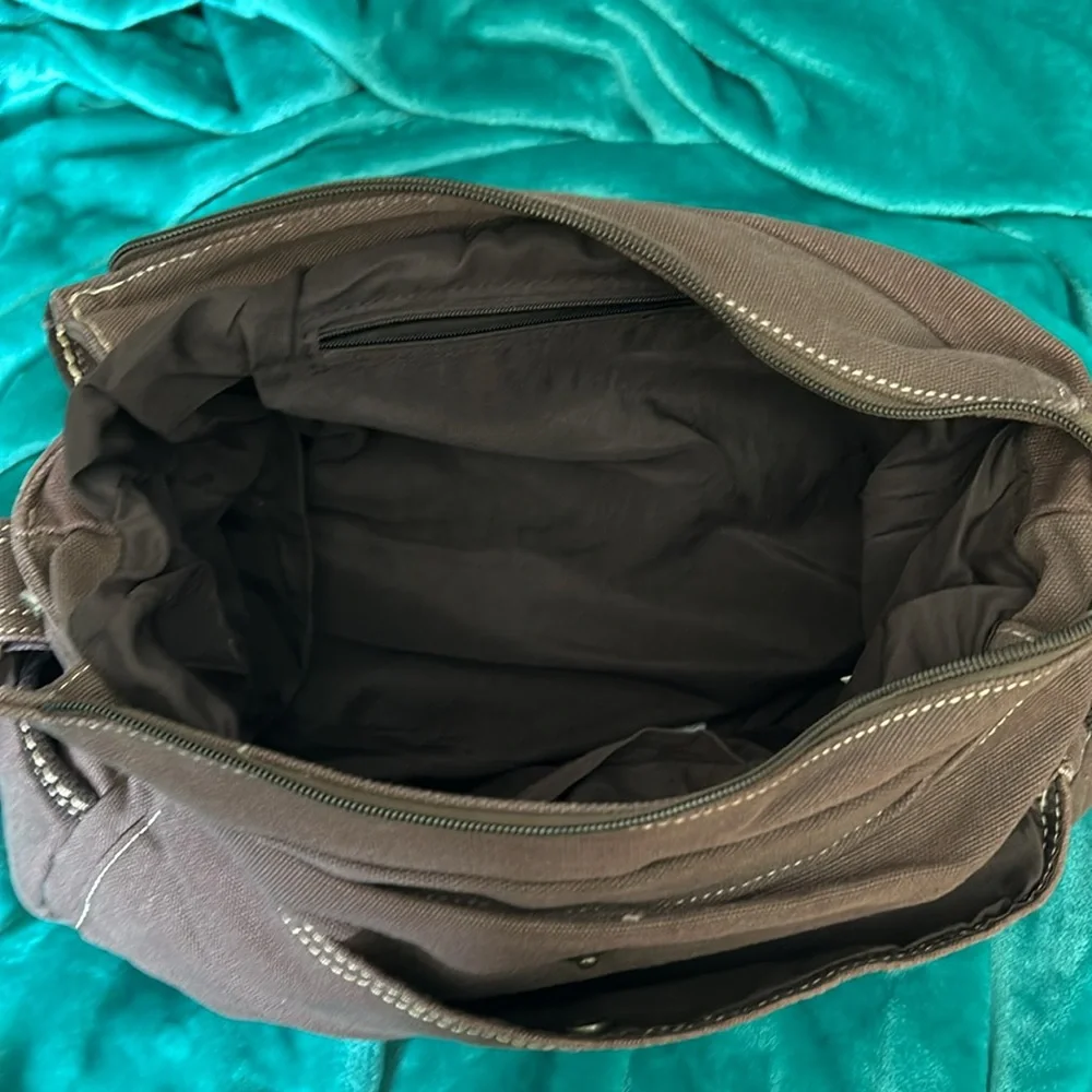 Brown Laptop Cross Body Canvas Messenger Bag. Single long adjustable strap